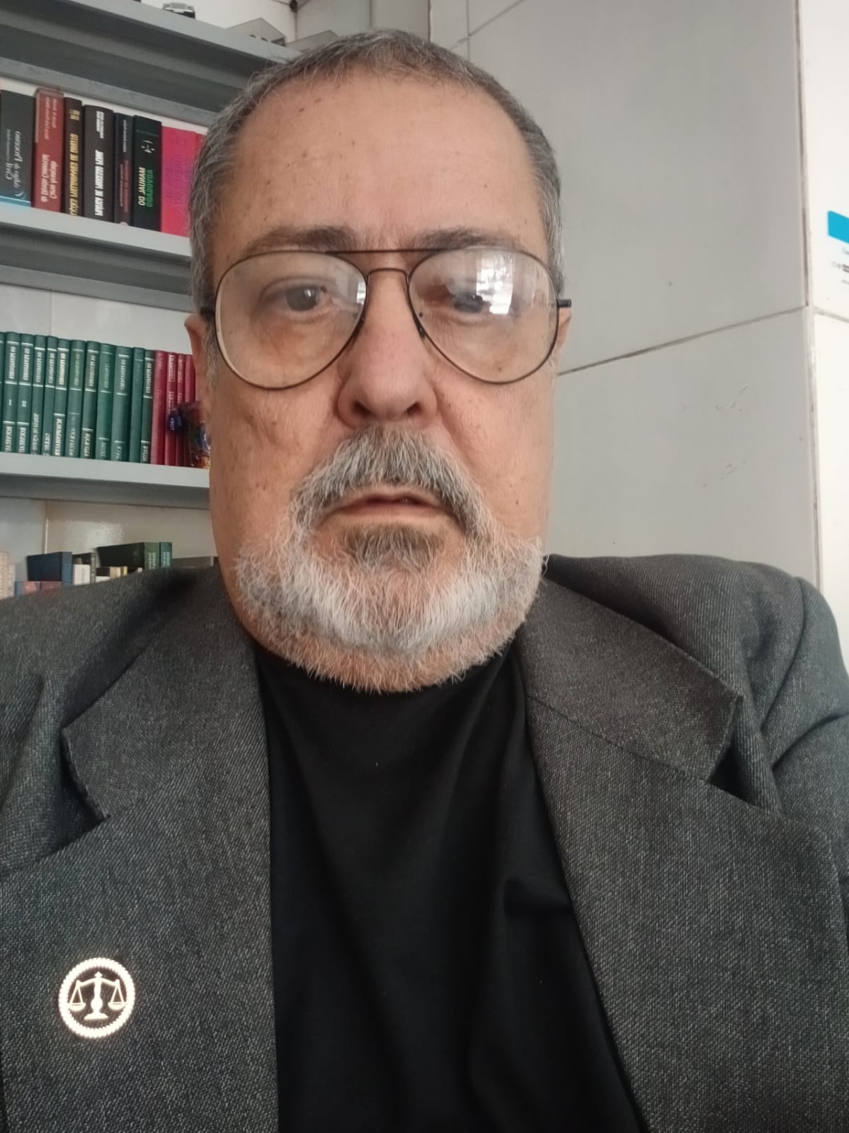 Carlos Alcoforado, corretor de imóveis e bacharel em Direito, em seu escritório